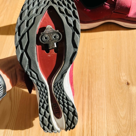 Excellent condition spin shoes—worn 4 times - Picture 3 of 4